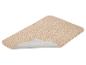 Tapis antidérapant beige avec un coin relevé, montrant le dessous.