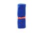 Serviette de sport bleue roulée avec une bande orange