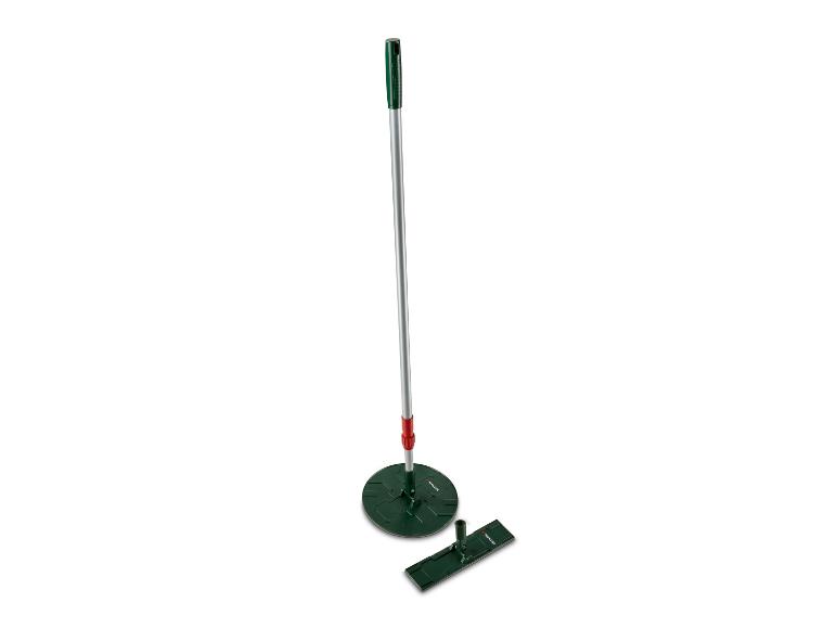 Outil de jardinage avec un long manche et deux accessoires interchangeables pour l'entretien du sol.
