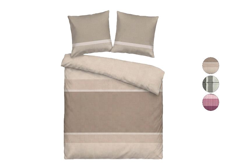 Parure de lit rayée dans des tons de beige et marron avec un motif géométrique subtil.