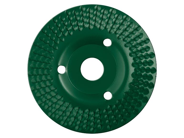 Disque de sculpture sur bois vert avec surface rugueuse et trois trous.