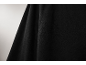 Gros plan sur un tissu en maille noir et doux avec des plis élégants.