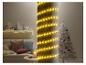 Guirlande lumineuse jaune autour d'une colonne avec un arbre de Noël flou en arrière-plan.