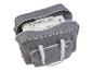 Sac de transport gris pour machine à coudre avec une machine à coudre blanche à l'intérieur.