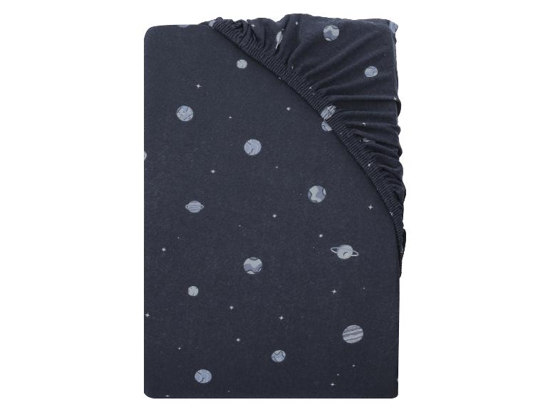 Drap-housse à motif planètes.