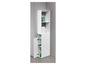 Armoire blanche avec des étagères ouvertes et une porte, remplie de produits de nettoyage et autres articles.