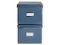 Deux boîtes de rangement empilables bleues avec étiquettes.