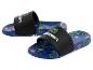 Deux paires de tongs Minecraft bleues avec des sangles noires.