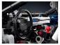 Gros plan de l'intérieur d'une voiture Lego Technic avec volant et tableau de bord.