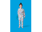 Fille en pyjama coloré avec des personnages de dessins animés.