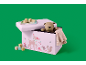 Boîte de rangement rose pour jouets avec animaux de la forêt, ours en peluche, couverture et blocs en bois.