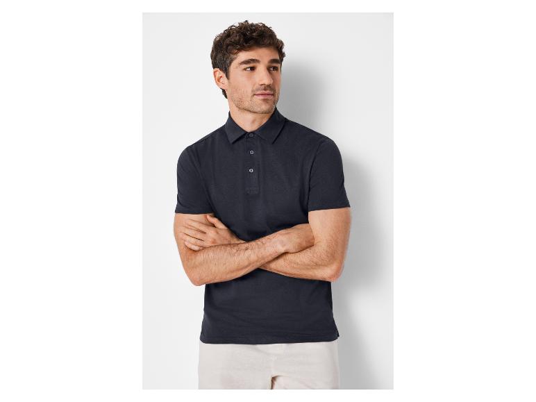 Polo noir et pantalon clair pour homme.