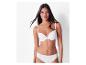 Un mannequin portant un soutien-gorge et une culotte blancs.
