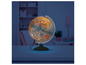 Un globe terrestre éclairé avec des constellations sur une table.
