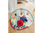 Bébé sur un tapis d'éveil avec un arc et des jouets suspendus