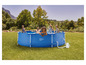 Des enfants jouent dans une piscine Livarno Home dans le jardin.