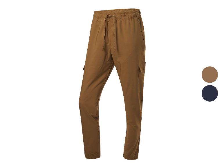 Pantalons cargo couleur kaki et marine.