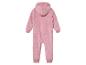 Une combinaison en peluche rose pour bébé avec une capuche.