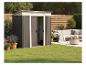 Abri de jardin métallique gris dans un jardin avec terrasse et mobilier.