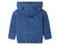 Un pull bleu tricoté à capuche et oreilles pour bébés.