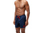 Un homme portant un short de bain Reebok bleu foncé.