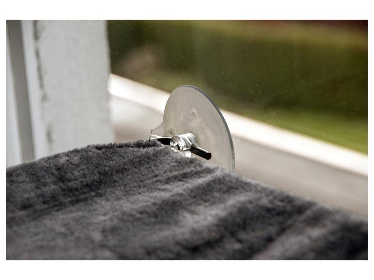 Perchoir de fenêtre gris et moelleux pour chat avec ventouse.
