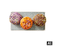 Trois beignets Berliner avec des vermicelles colorés sur une assiette. [image générée par l'IA]