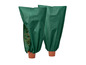 Deux housses de protection vertes pour plantes en pot.