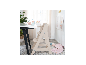 Chaise haute Roba Sit Up Flex à côté d'une table dans une chambre d'enfant.