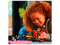 Un enfant jouant avec des jouets LEGO Ninjago, y compris une moto.