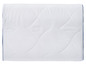 Une couette blanche avec une bordure bleue et un motif matelassé.
