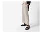 Pantalon large beige et sandales noires : look décontracté et estival.