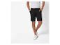 Un homme porte un short noir et des baskets blanches.