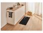 Tapis de cuisine noir avec des couverts imprimés dans une cuisine moderne.