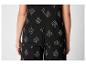 Haut et pantalon noirs à motif végétal.