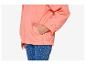 Une veste rose avec une poche et un pantalon à pois.