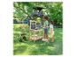 Enfants jouant dans le jardin avec la brouette et la table de jardinage LUPILU®.