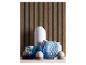 Assortiment de vases décoratifs de différentes formes, tailles et couleurs bleues et blanches.
