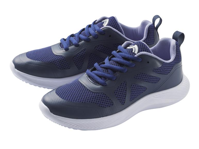 Deux paires de baskets bleues avec des semelles blanches.