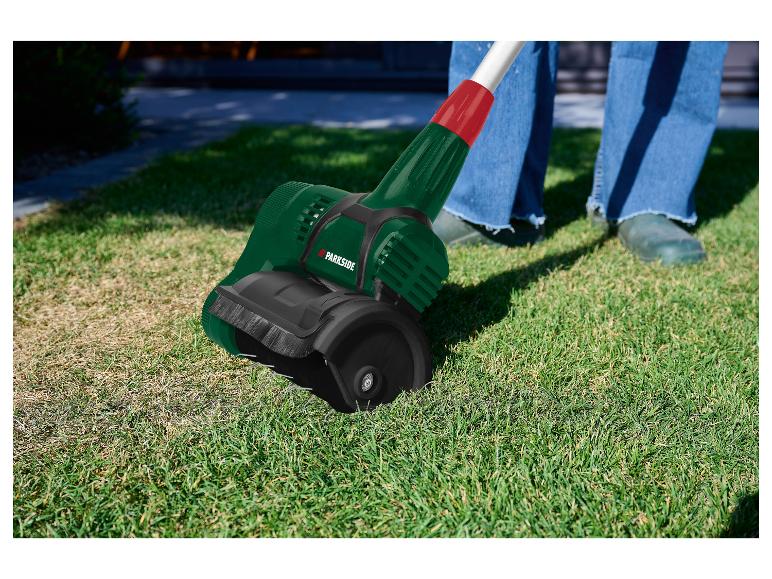 Scarificateur Parkside utilisé sur une pelouse.