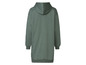 Une robe pull à capuche verte à manches longues