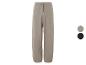 Pantalon beige avec élastique à la taille et cordon.