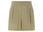 Short beige clair pour femme avec plis.