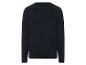 Un pull bleu marine à motifs torsadés