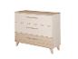 Commode à trois tiroirs, avec deux tiroirs supérieurs crème et un tiroir inférieur en bois clair