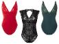 Trois bodies de lingerie: un rouge, un vert et un noir en dentelle.