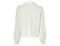 Un pull blanc en tricot à manches longues.