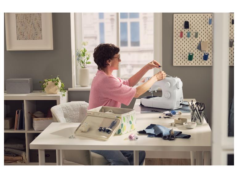 Femme cousant à sa table de travail avec le kit de fils à coudre CRELANDO®.