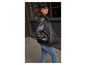 Femme portant une veste en cuir noir et un jean