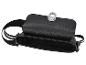 Sac en cuir noir ouvert avec fermoir argenté et bandoulière noire.